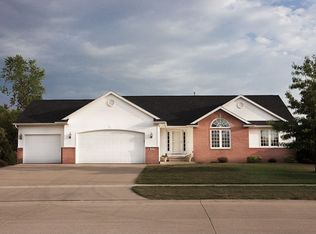 405 Woodland Dr, Robins, IA 52328