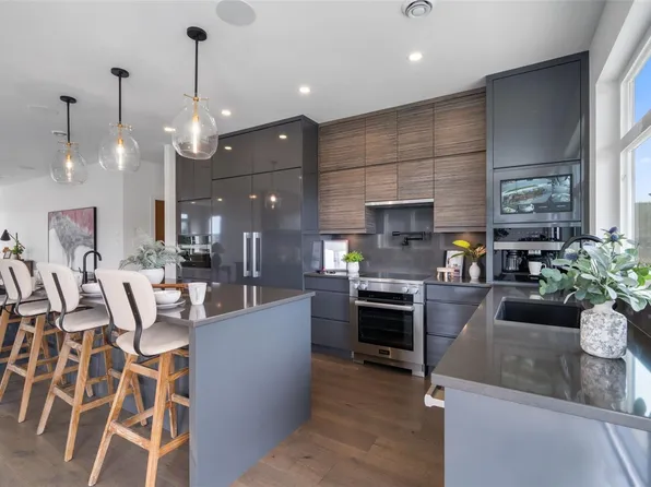 1221 Viewtop Rd, Duncan, BC V9L 5S7
