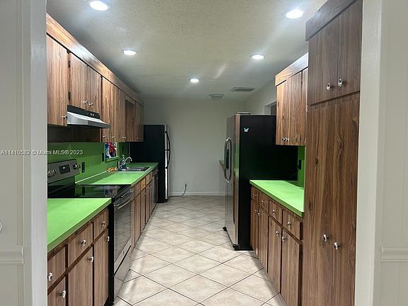 3rd image of 340 Holly Dr
