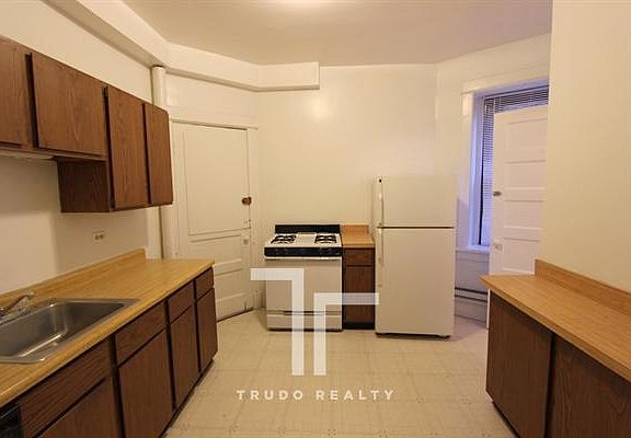3rd image of 428 W Belden Ave #Zero4