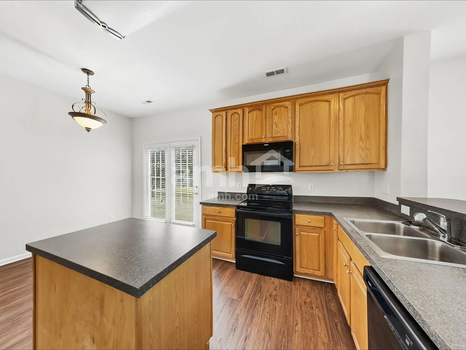 4 bed, 2.5 bath, 2001 sqft, $2,275 — Photo 3
