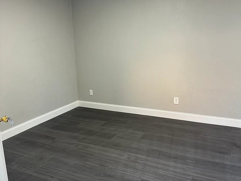 1121 Locust St — Photo 3