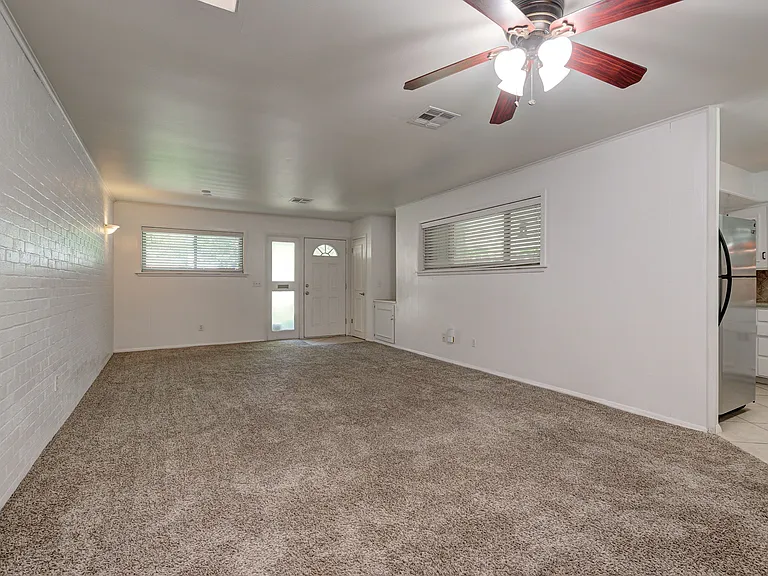 4618 N Harvey Pkwy — Photo 3