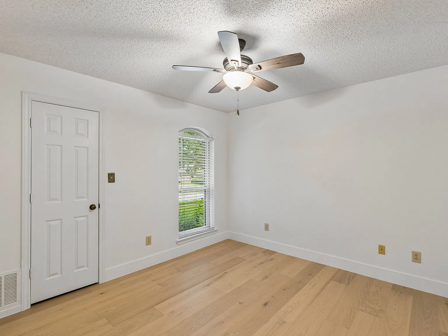 4 bed, 2319 sqft, $3,100 — Photo 4