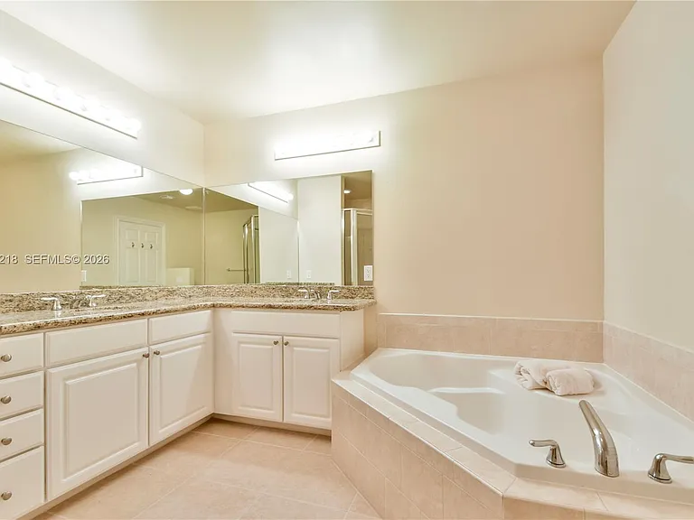 3001 NE 185th St #103 — Photo 16