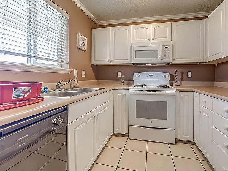 239 E 300 N #305 — Photo 5