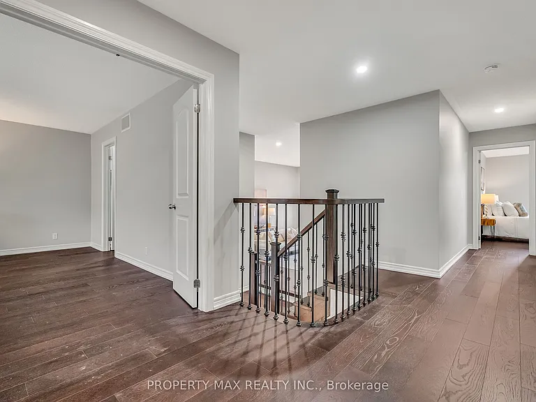 40 Britannia Ave E — Photo 29