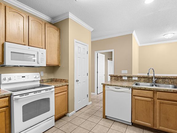4th image of 5840 Longwood Dr. #202