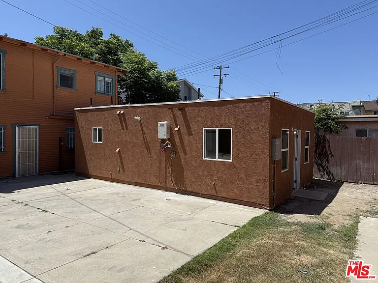 1111 Orizaba Ave #E — Photo 2