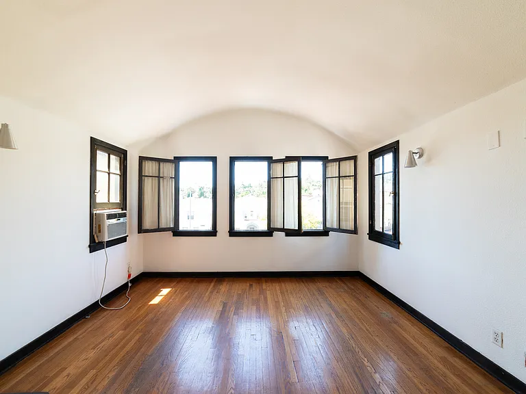 836 Silverlake Blvd — Photo 2