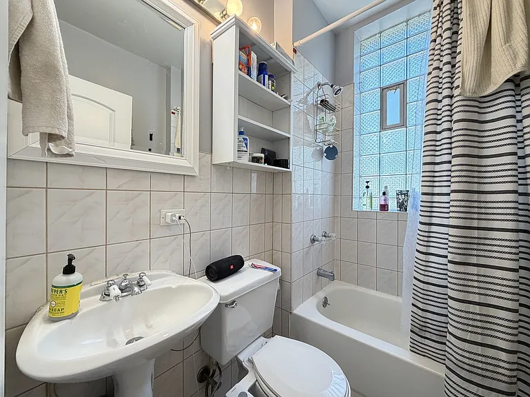 1058 N Rockwell St #2 — Photo 14