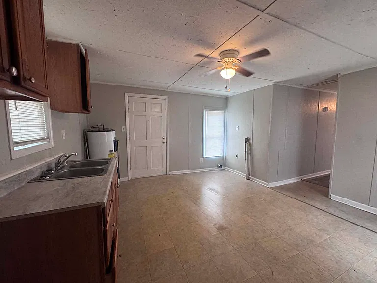 613 E Johnston St — Photo 9
