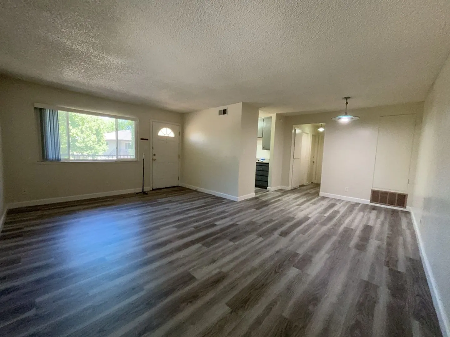 2 bedroom 1 bath upstairs 4-Plex unit — Photo 3