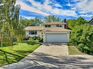 106 SE Dalgleish Bay NW, Calgary, AB T3A 1K8