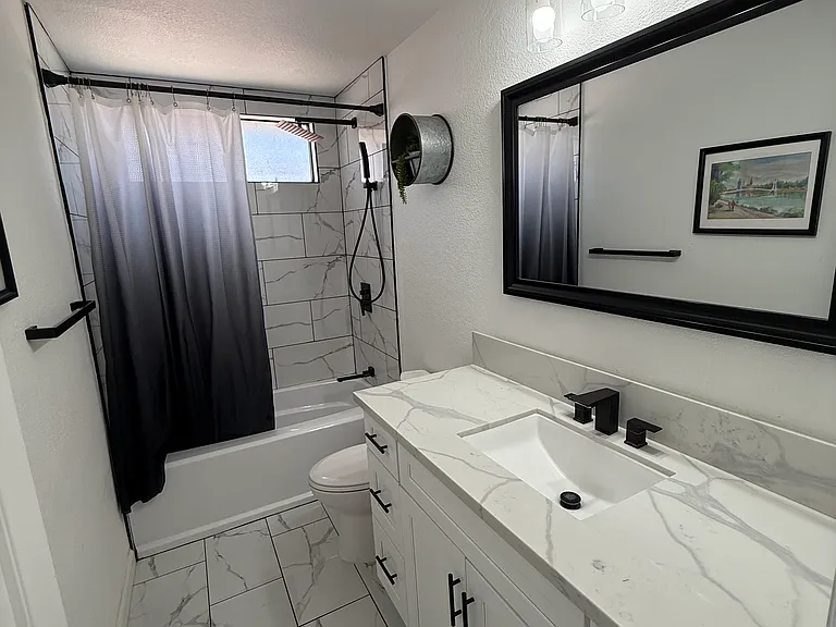 Bathroom (3/3)