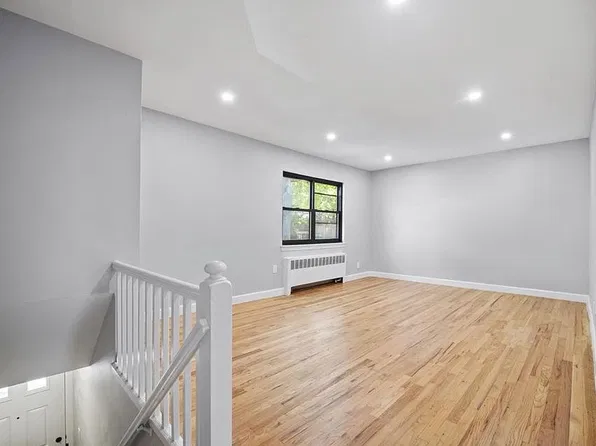 73-25 220th St #U, Oakland Gardens, NY 11364