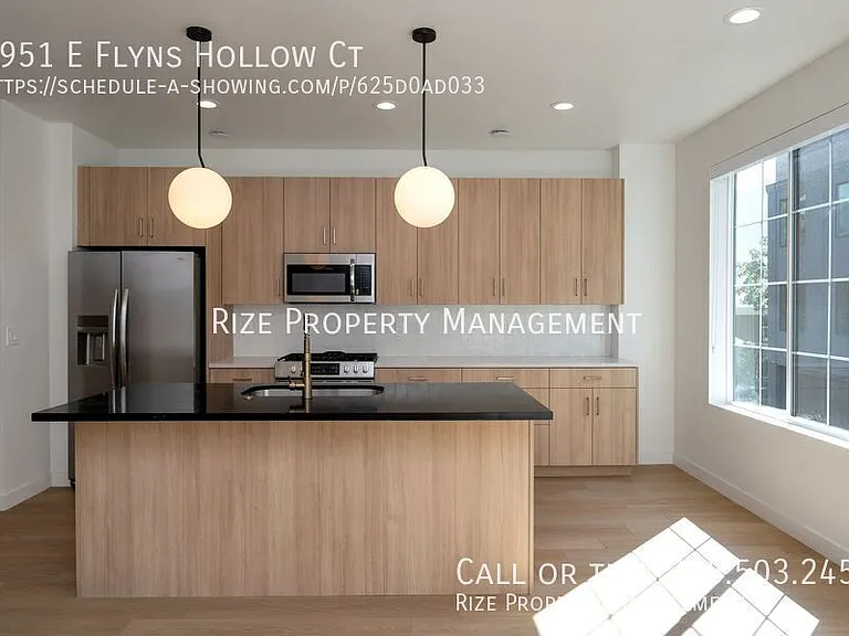 1951 E Flyns Hollow Ct — Photo 1