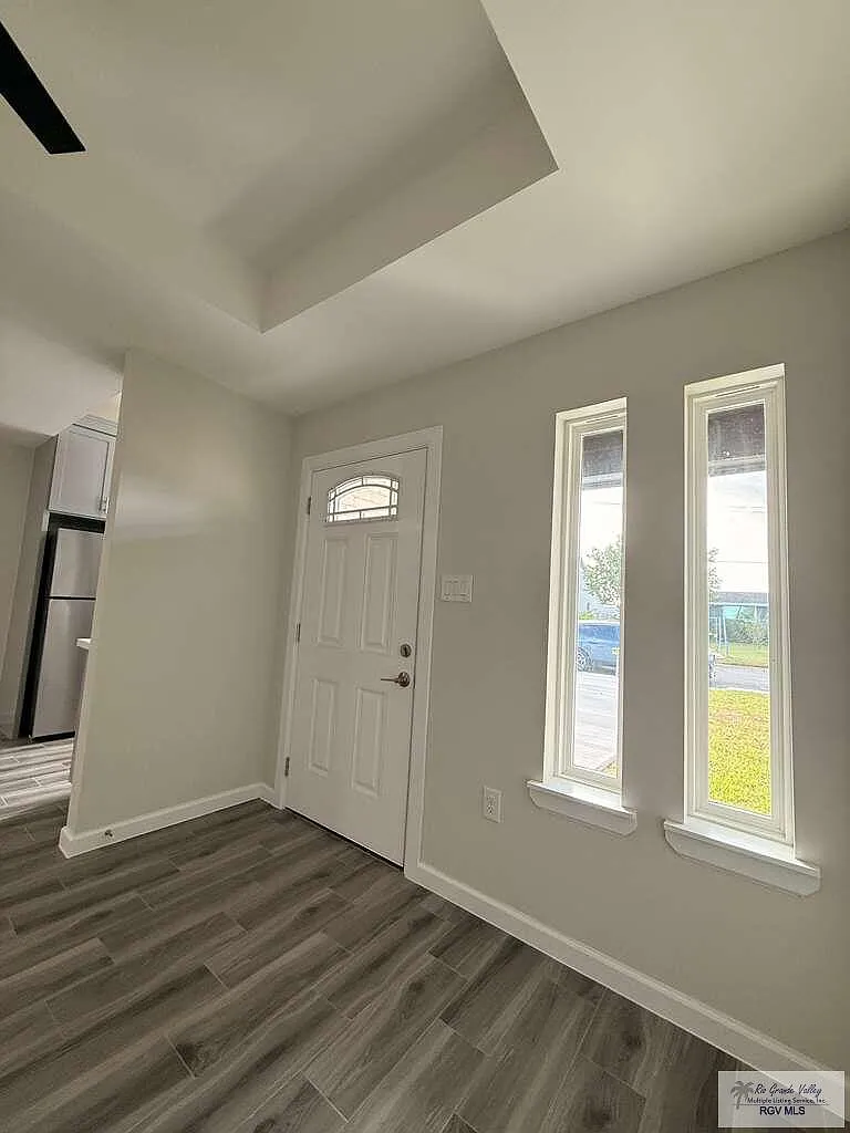 3 bed, 2.0 bath, 1050 sqft, $1,640 — Photo 2