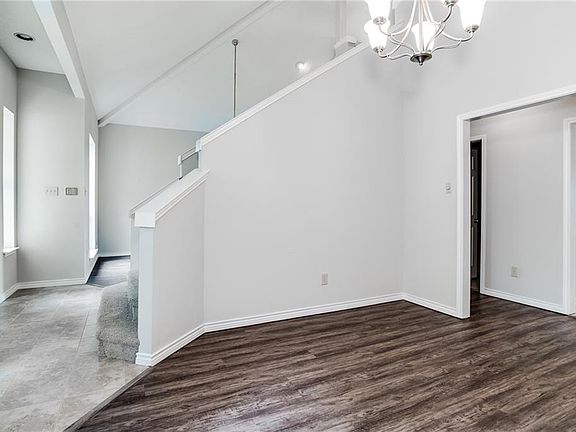 5th image of 828 Deerlake Dr