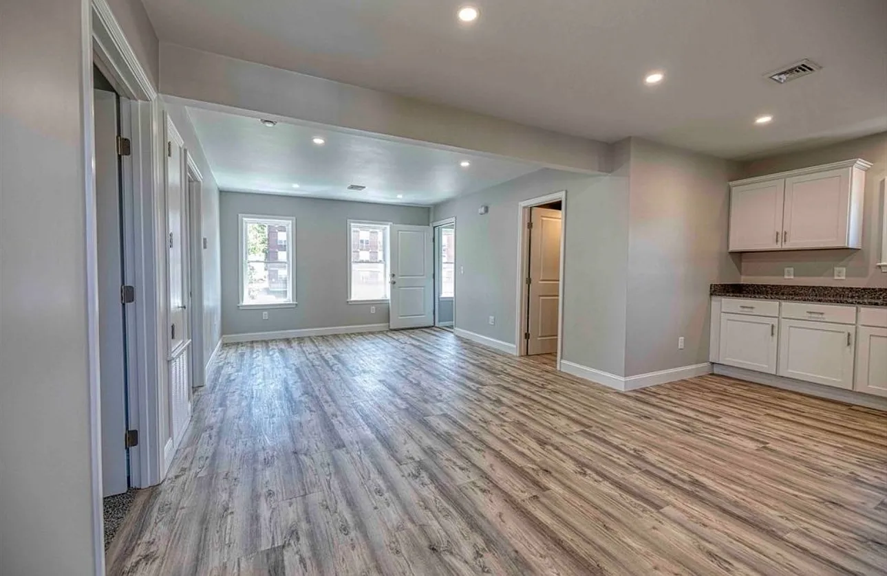 2 bed, 1250 sqft, $2,300 — Photo 3