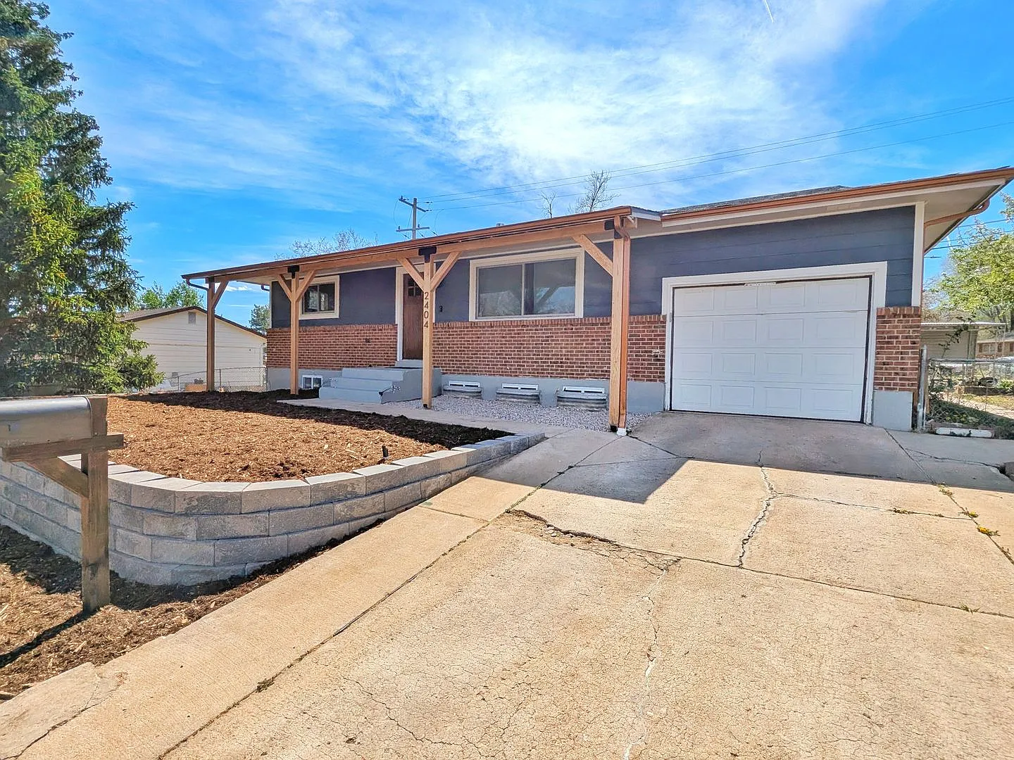 Charming 3 Bd 2 B Corner Lot Single Family Home — Photo 2