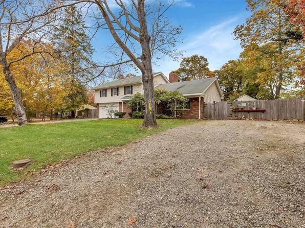 18 Westerly Road, Hampton Bays, NY 11946
