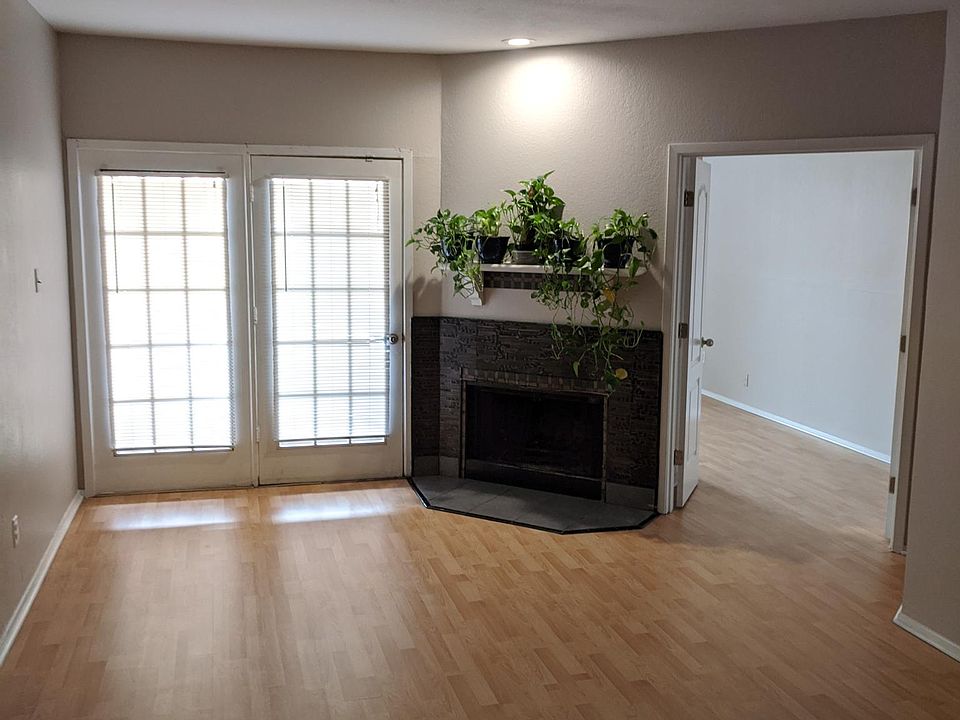 Large Living room with balcony