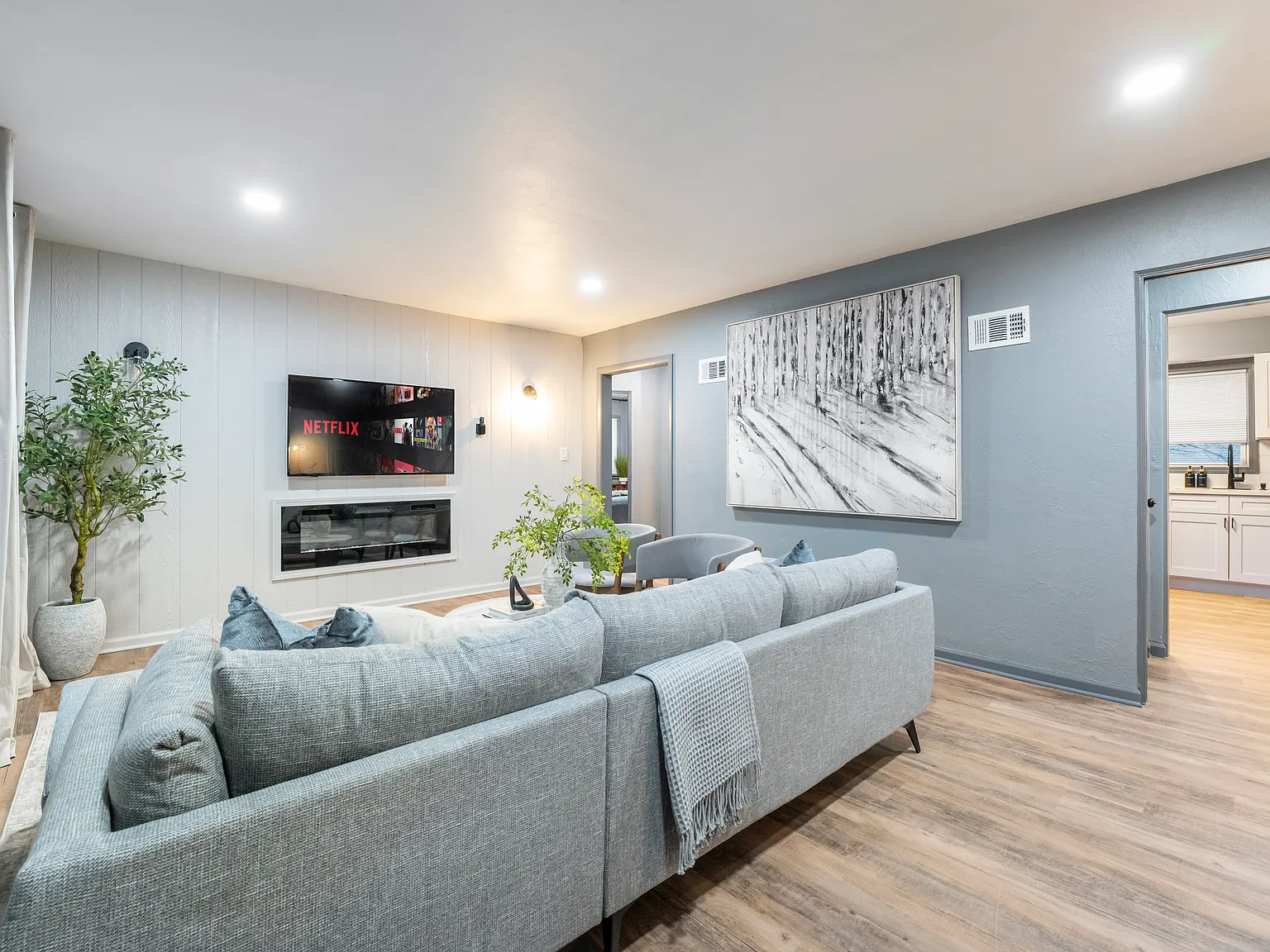 4 bed, 896 sqft, $8,100 — Photo 2
