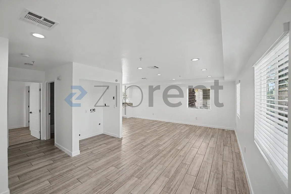 5 bed, 2500 sqft, $4,400 — Photo 4