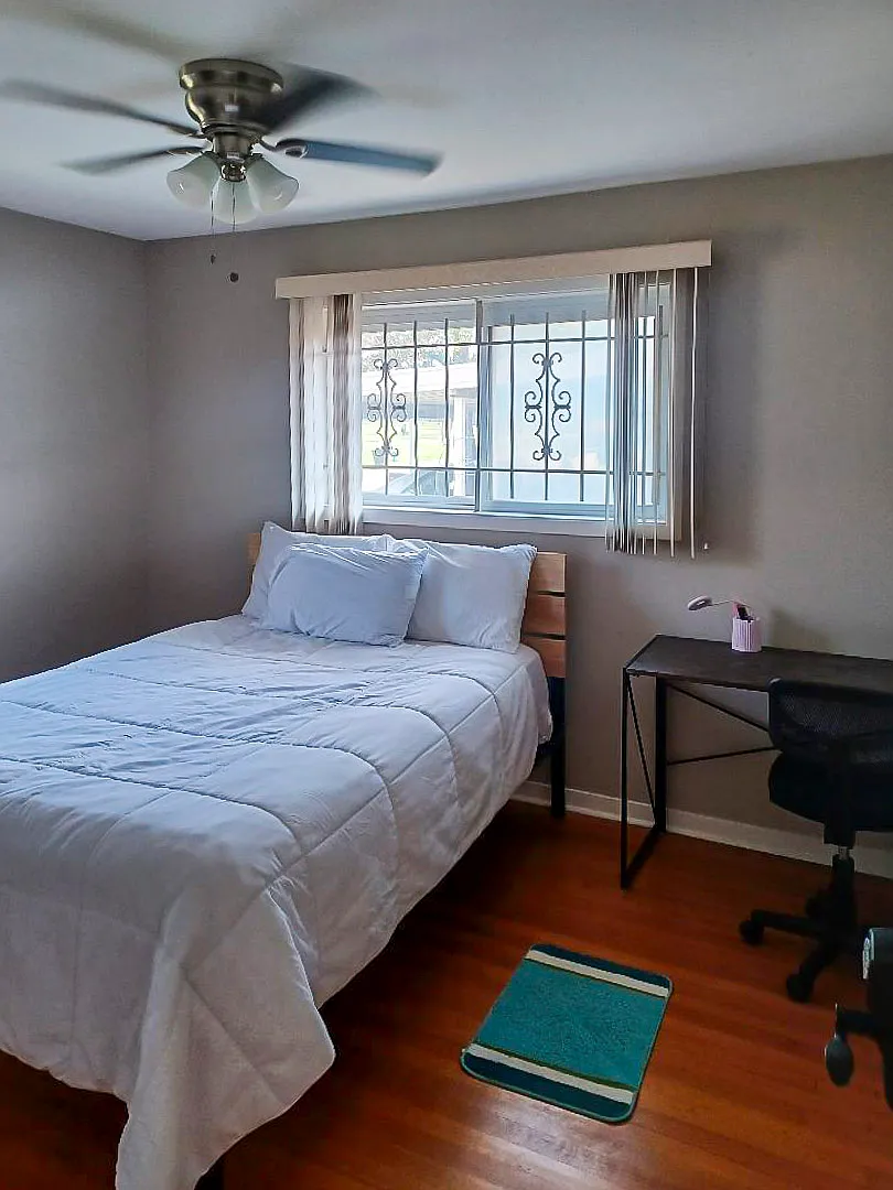 4 bed, 3.0 bath, 18000 sqft, $728 — Photo 1