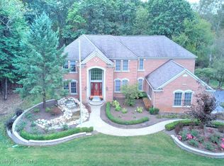 9170 Ridgefield Dr, Brighton, MI 48114