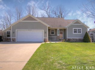 8206 Briar Ln, Jenison, MI 49428