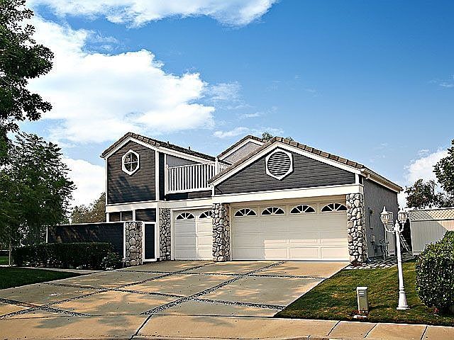 Front view long driveway