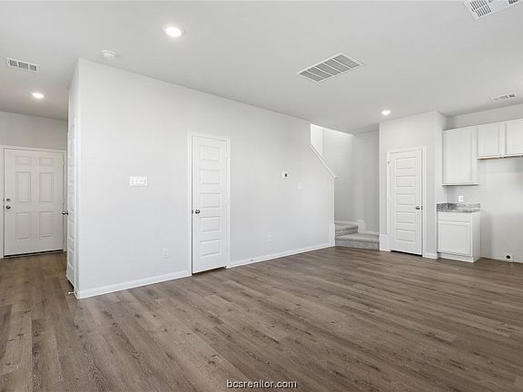 4th image of 1415 Desire Ln