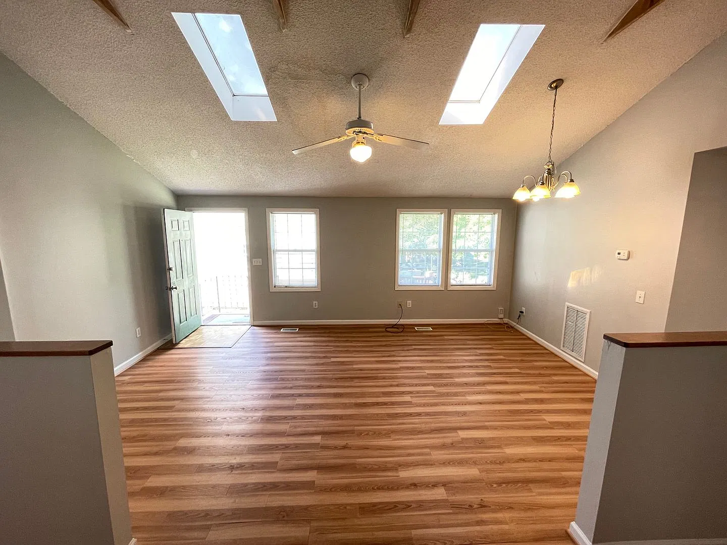 Great location! 4br house w/ parking, large rooms within walking distance to UNC Campus! — Photo 2