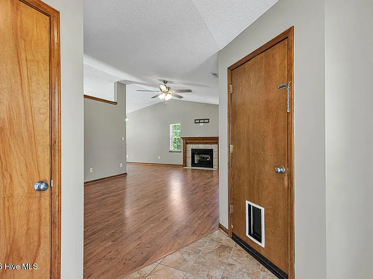 304 Gaston Ct — Photo 3