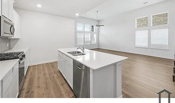 4 bed, 2532 sqft, $3,555 — Photo 4