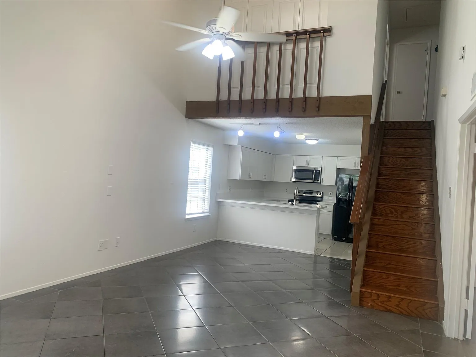 3 bed, 2.0 bath, 1275 sqft, $1,800 — Photo 3
