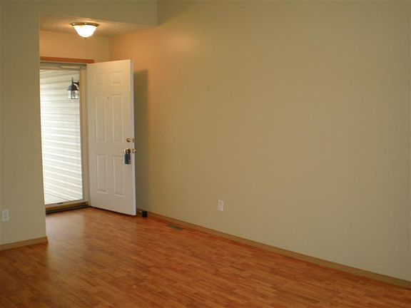 4th image of 1023 N Hutchinson Ave