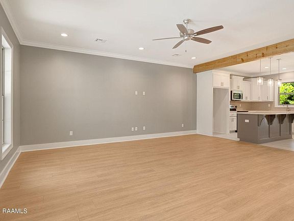 3rd image of 190 Emerite Dr