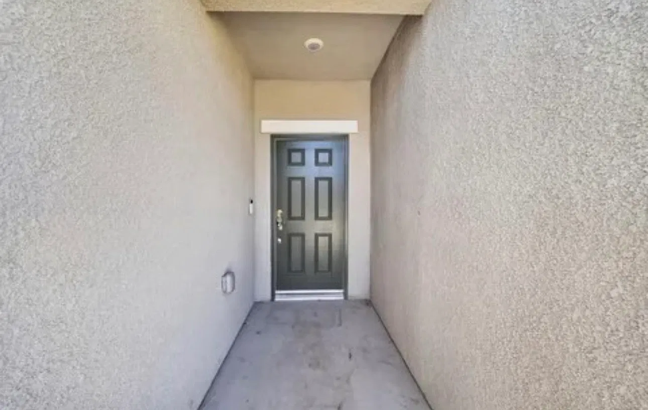 3 bed, 1249 sqft, $2,300 — Photo 2