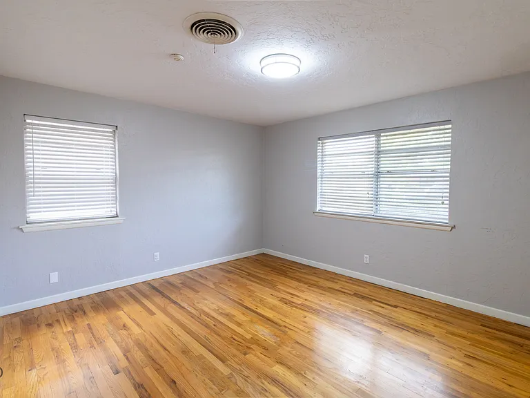 1556 Singleton Ave — Photo 10