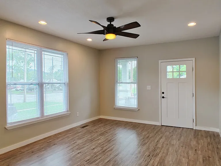 2111 Oak St — Photo 10