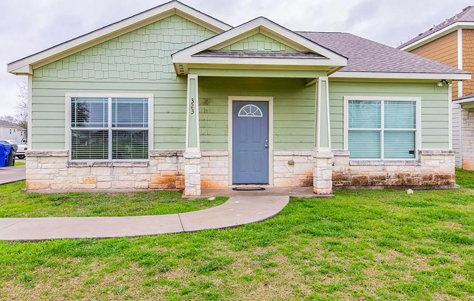 323 French Ave Fully Furnished 5 Bed / 4 Bath Near Baylor — Photo 1
