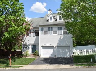 8 Bucknell Ct, Kendall Park, NJ 08824