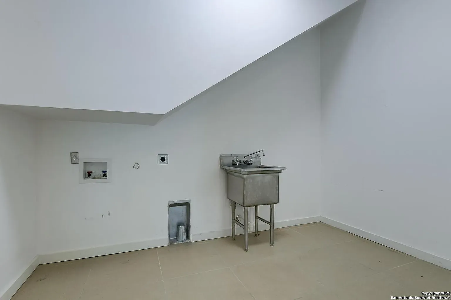 3 bed, 2385 sqft, $4,500 — Photo 2