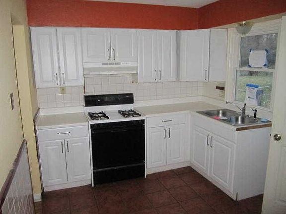 3rd image of 6924 Glenmore Ave