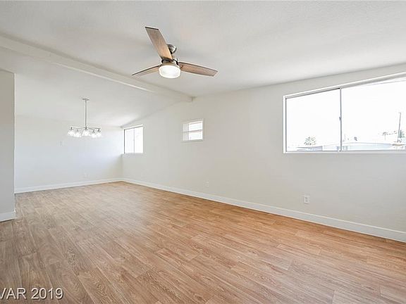 4th image of 220 Hillcrest Dr