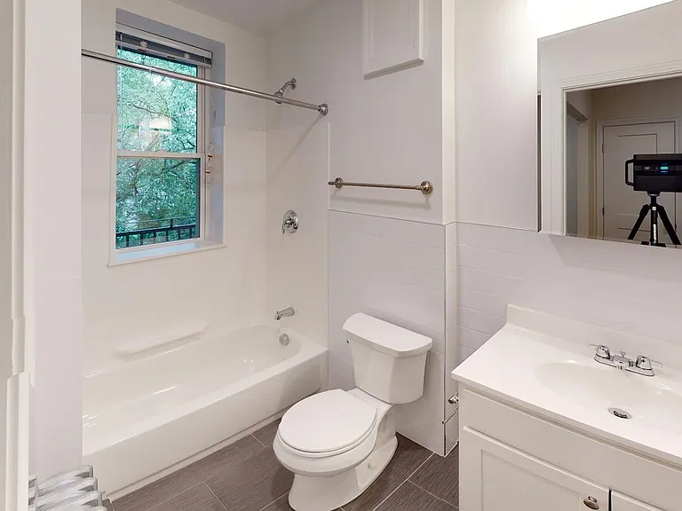 123 Sutherland Rd #1E — Photo 8