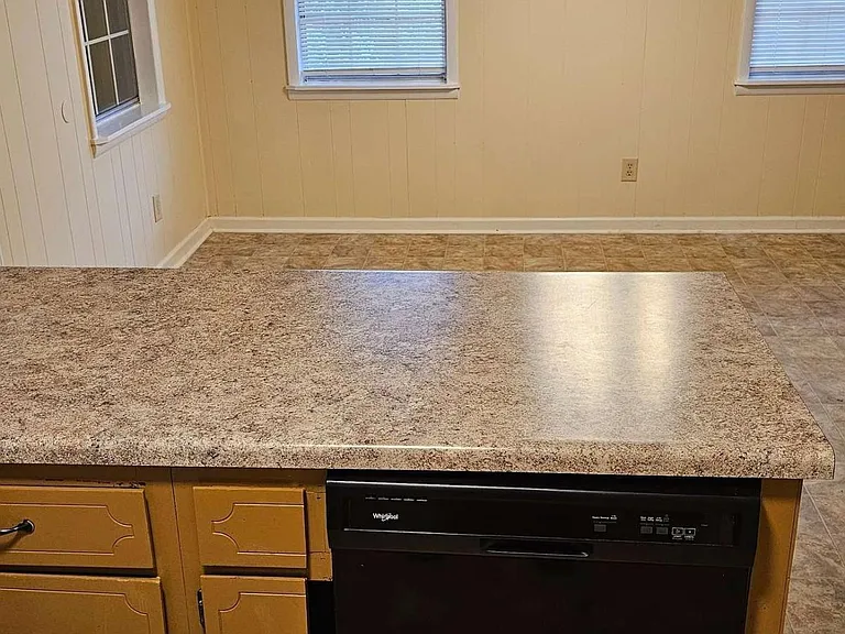 412 Vienna Cir — Photo 5